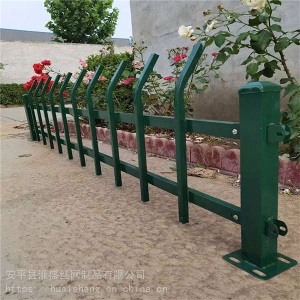 50公分折弯绿化带栅栏 组装式镀锌防护网 墨绿色路边铁艺栏杆